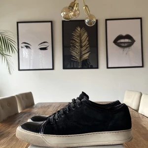 Lanvin  - Säljer ett par riktigt fina Lanvins.  Skorna är i storlek 9 vilket motsvarar 43/44. Kan mötas i Stockholm men kan även frakta.  Kontakta gärna vid frågor eller funderingar. 