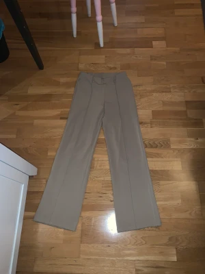 Kostymbyxor  - Beiga kostymbyxor från Gina 🧡köpta för 369kr. Passar inte mig så bra, både för långa och det känns inte bra så därför säljs de! Inget fel med de för att jag ej har använt de mycket 🤍🧡😀storlek Xs 