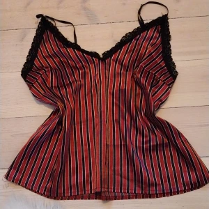 Y2k linne - Sexigt linne i M-L, säljer pga har en likadan, ger goth vibes, helt oanvänd