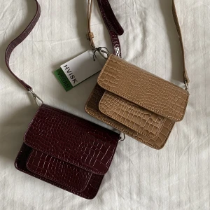 Hvisk väskor - Två oanvända väskor från Hvisk köpta för 750kr/st, säljer för 350kr/st. Kan tänka mig sänka priset lite vid snabb affär 🙌🏼 Paketpris vid köp av båda. Skriv för fler bilder, kan tänka mig byta!