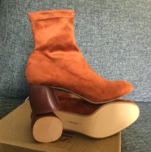 Zara ursnygga lätta  skor Nya Stl 37  - Helt nya , aldrig använda   Snygga lätta och stabila i klacken  Zara Stl 37  Perfekt till vinter fester ! 