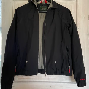 Vindjacka  - En snygg vintage vindjacka från peak performance i storlek S.