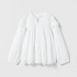 Vit blus Zara - Säljer min jättefina vita blus från zara som inte kommer till så mycket användning. Fick den i julklapp och har använt den 1-2 gånger. Buda från 200kr eller köp direkt för 300💓💓