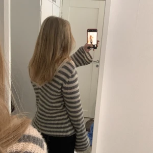 Stickad  - Stickad tröja med V ringad rygg från design by si men köpt här på Plick, används tyvär inte längre. Står ingen stl men skulle säga S/M ksk mer M💗