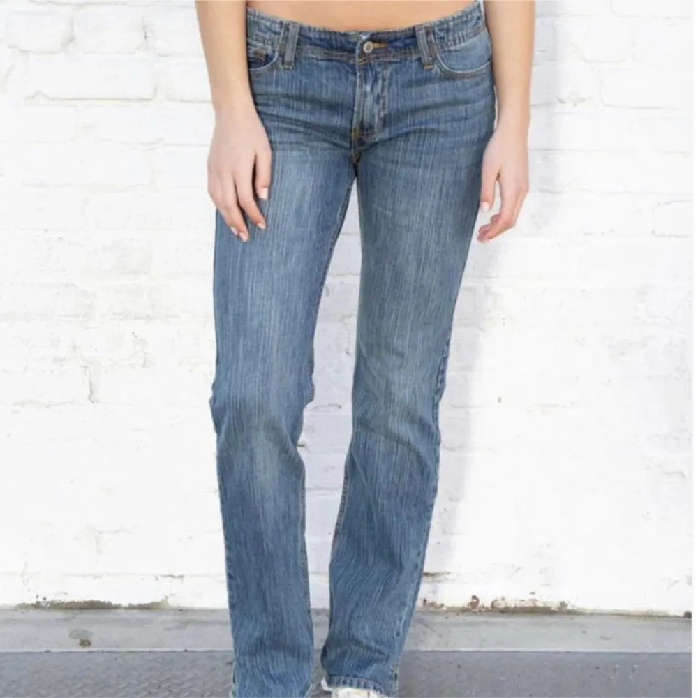 Jeans med liten slit . Jeans & Byxor.