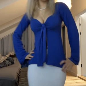 Blå tröja  - Tröja från design by si. Marinblå storlek XS super skönt material, fint skick!💙 Intresserad av byte mot en vit, i samma storlek!🤍