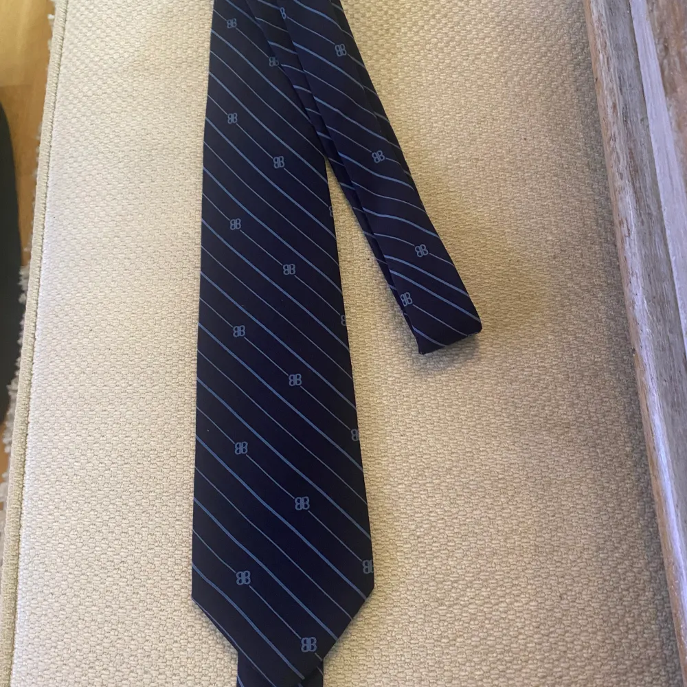 Mörkbllå slips från Balenciaga i fint skick. Finns i Bandhagen. Kan skickas alt mötas upp. Övrigt.