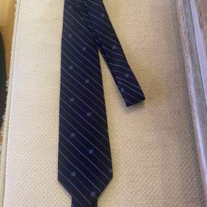 Mörkbllå slips från Balenciaga i fint skick. Finns i Bandhagen. Kan skickas alt mötas upp