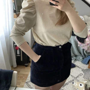 Manchester kjol - Fin kjol i marinblått. Något liten i storleken. Kort på mig som är 175 cm. 