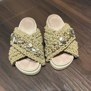 Inuikii Tofflor  - Gröna Inuikii tofflor. Storlek 37. Använda fåtalet gånger.  Originalpris 2399kr. Bud vid stort intresse