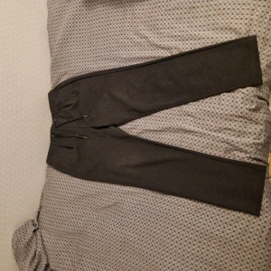 Casual Kostymbyxor grå - Säljer ett par sköna byxor som liknar kostymbyxor i designen, men har ett väldigt skönt tyg vilket gör att dem kan användas mer avslappnat också. Svarar på frågor i dms!