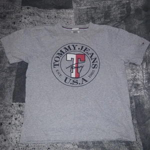 Tommy jeans t shirt  - Bra skick