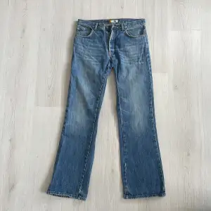 Sjukt snygga low waisted jeans i märket ”streetwear”. Är lite långa för mig som är runt 170cm. Storlek 32/32 men passar mig som vanligtvis har storlek 38/M. Bara att skriva vid fler frågor💕