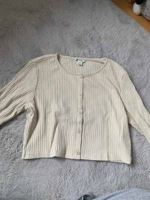 Tröja - En jätte söt tröja som helt enkelt inte kommer till användning. Den är använd endast 1 gång och ligger nu bara i garderoben. Hlr gärna av er om prisförslag eller fler bilder❤️