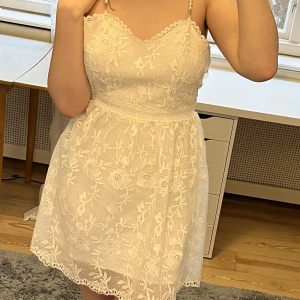 Klänning  - Min gamla konfirmationsklänning som tyvärr blivit för liten. Skulle passa perfekt till både konfirmation och student. Den är lite sliten (se bild 3) men det är inget som märks. Hör gärna av dig om du har frågor!