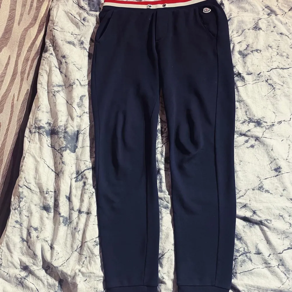 Inga byten! Moncler logo sweatpants(M)(Navy) Bra skick, inga tags men kvitto finns Retail:5500kr. Jeans & Byxor.