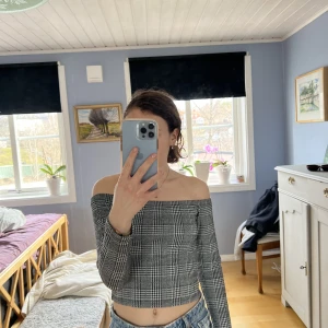 Snygg rutig tröja  - Axellös rutig tröja i stlk XS från bikbok, nästan aldrig använd 🤍🖤