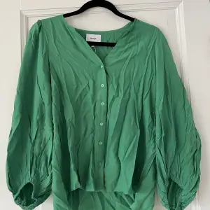 Fin tröja i grön i viskos (är mer klargrön i verkligheten), från märket nümph. Stlk 34, nästan aldrig använd. Köpt för 650kr💚
