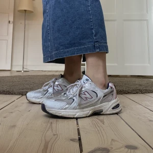 New balance 530 - New balanceskor storlek 40; men mer som en 39.  Låga sneakers (new balance 530) Vita, med blåa detaljer och röda detaljer. Köpt för något år sedan. Säljer då de är för små för mig. Sparsamt använda.