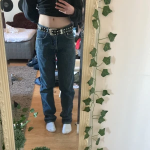 Baggy jeans - Fett coola baggy jeans köpta second hand! Bältet ingår ej ❤️storlek 29 men de sitter baggy på mig som har 25/26❤️