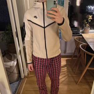 Nike tech fleece  - Nike tech fleece i väldigt bra skick. Några små slitage vid ärmarna men ändå 8/10. Den är i storlek XS men passar mig jättebra som normalt har S/M och är 177cm.