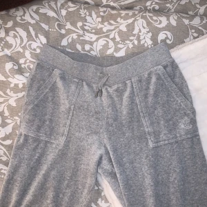 Juicy couture byxor - Säljer då jag rensar ur garderoben, vill bara bli av med 😁 Storlek M, sitter snyggt men dragit ner på priset då dem är smutsiga längst ner, lite långa för mig som är 165. Det går nog att tvätta bort men därav priset 👍