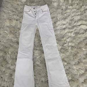 Vita jeans från Bik Bok. Köpt för 700kr säljer dem för 600kr, säljer dem för jag inte passar i dem. 