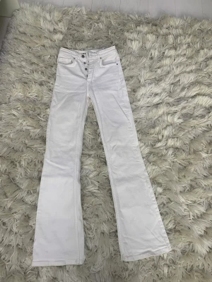Vita jeans  - Vita jeans från Bik Bok. Köpt för 700kr säljer dem för 600kr, säljer dem för jag inte passar i dem. 
