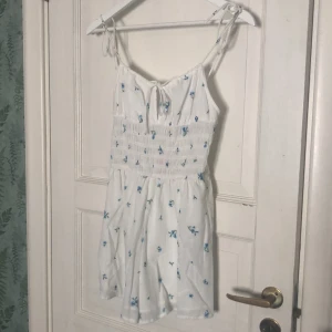 Söt jumpsuit - Säljer en jätteskön och söt jumpsuit Tyvärr för liten Justerbara band/snören Aldrig använd, prislappen kvar Priset kan diskuteras