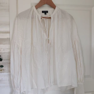 Off white, oversize blus med stjärnor  - Oanvänd. Piratblus med snören, stjärnmönster över hela plagget, 100% viskos. Somrig och bekväm, strl 38 men är oversize. 