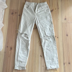 Håliga jeans  - Jag säljer dessa lita jeans då de har blivit för små. De är i väldigt bra skick. De är i storlek 34 men de är ganska små i storleken så skulle säga att de är mer som storlek 32.