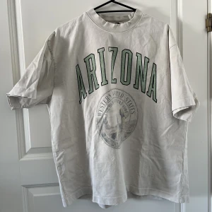 Oversized tröja - snygg vintage tröja, ganska obersized modell. Storlek M, skriv om ni har nå frågor! frakt står nedanför