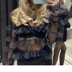 Zara festtopp - Skitsnygg festtopp! Lägger upp igen då förra annonsen försvann. Fint skick, säljer inte under 500☺️