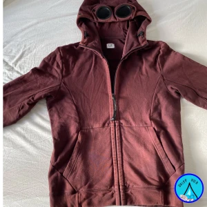 Cp company - Cp company tröja, fint skick inga skador och använd få gånger. ( äkta ) 💯 inget större problem med tröjan. Betala med appen eller privat via swish.