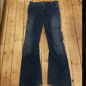 Lågmidjade Levis jeans - Lågmidjade utsvängda Levis jeans. Passar mig som är 170