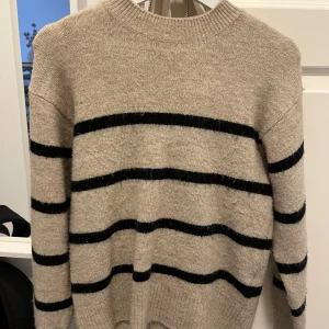 Stickad tröja  - Basic stickad tröja, jätteskön! Kom privat för funderingar✨💕