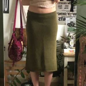 Grön stickad midikjol  - !!tryck inte på köp nu!! så fin stickad grön midikjol köpt second hand men själv aldrig använt den. har resår i midjan så kan användas lågmidjad eller högmidjad. säljer då den inte är min stil. läs bio innan köp. 