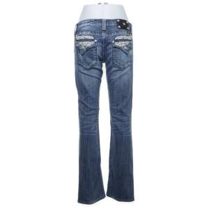 jättefina miss me jeans i bra skick! köpta från sellpy, använda endast 1 gång. skriv för flera bilder eller om du har frågor ❤️ midjemått: 83/84, innerbenslängd: 80, ytterbenslängd: 100