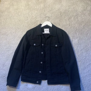 Jeans jacka | Jack and Jones  - Knappt använd, säljer jackan då den ej passar längre. Kan mötas upp i Karlstad  Storlek: small 