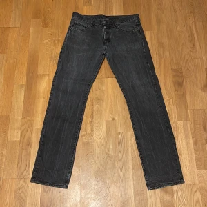 H&M jeans  - Svarta H&Mjeans straight regular waist. Bra skick.  Hör av er om ni har frågor :)