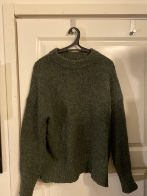 Stickad tröja grön - Står att det är XS/S men passar mer som M