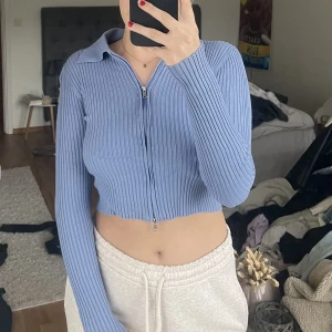 NAKD TRÖJA  - En superfin blå ribbad tröja med krage från NAKD i storlek S ❤️