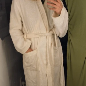 Morgonrock - En cremefärgad morgonrock. Knappt använd.