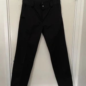 Sweet sktbs (svarta) - Svarta Sweet sktbs chinos från Junkyard. I utmärkt skick då jag vuxit ur dem fort.  Är i storlek 29, men skulle påstå att dem sitter som 30/32!