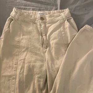Beige Jeans från MONKI - säljer dessa sjukt snygga jeansen i storlek 32❤️ köpte dem för ungefär 250kr💗💗säljer dem för att det har inte kommit till användning❤️ har använt dem bara 3-5 gånger och tvättas innan den skickas såklart❤️ 
