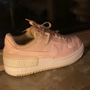 Nike air force shadow ljusrosa  - Rosa Nike skor stl 38/37,5  Använda men ska absolut rengöras mer.  Nypris 2000kr,  Pris kan diskuteras  