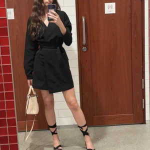 Blazerklänning - Skitsnygg blazerklänning med matchande bälte