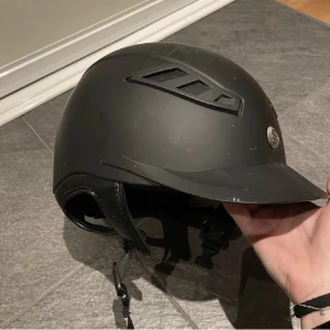 Ridhjälm - Säker och bra hjälm, man kan styra storleken med en knapp där bak (storlek M). Aldrig ramlat av eller skadat hjälmen och nypriset är 2200kr.