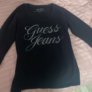 Guess topp stl L  - En fin guess topp i stl L, säljs pga att den inte kommer till användning. Jätte bra skick och endast använd en gång. 