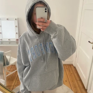 Brandy Melville hoodie  - Hoodie från brandy Melville 💘💘 as snygg men används inte då jag tycker den är lite lång på mig som är 159, den är oversize. Fint skick och väldigt bra kvalitet, tjockt tyg. Vid frågor eller fler bilder skriv till mig 🫶🏼